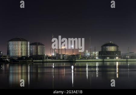 Bilder von Porto Marghera in Venedig mit verschiedenen Ansichten des Industriegebiets und der Entladung von Waren von Schiffen Stockfoto