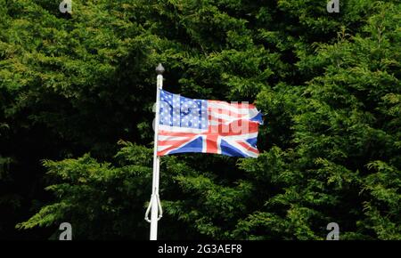 Gespaltene britische/amerikanische Flagge, die in der Nähe von Cheddar, Somerset, England, flog Stockfoto