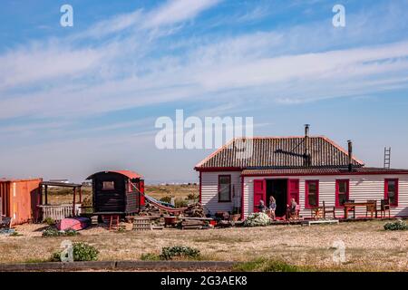 Holzhütte auf dem Dungeness Estate, Romney Marsh, Kent, England, Großbritannien. Stockfoto