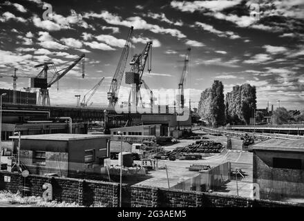 Bilder von Porto Marghera in Venedig mit verschiedenen Ansichten des Industriegebiets und der Entladung von Waren von Schiffen Stockfoto