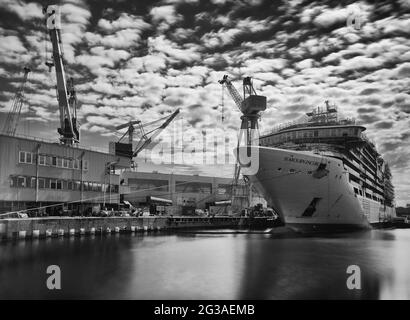 Bilder von Porto Marghera in Venedig mit verschiedenen Ansichten des Industriegebiets und der Entladung von Waren von Schiffen Stockfoto