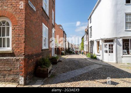 Blick auf eine gepflasterte Mermaid Street von der Ecke West Street, Rye, West Sussex, England, Großbritannien. Stockfoto