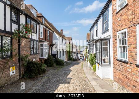 Blick auf eine gepflasterte Mermaid Street Rye, West Sussex, England, Großbritannien. Stockfoto