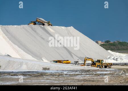 LKW auf einem Salzhaufen in der Saline Salin de Giraud in der Camargue in der Provence, Südfrankreich Stockfoto