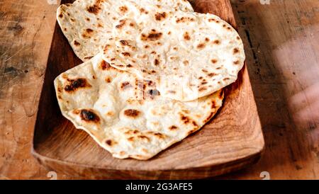 Hausgemachtes Roti-Brot in einem Gericht, fertig zum Serben Stockfoto