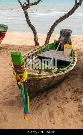 Am Abend werden bunte Fischerboote am Strand gelassen Stockfoto