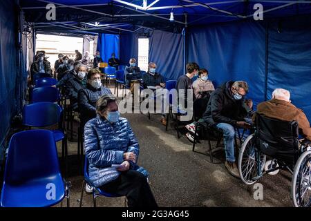 Mailand - Impfkampagne gegen Covid-19. Impfstoff gegen Covid-19, wenige Linien in den Hubs der Stadt. Zentrum des Krankenhauses Niguarda in der Via Ippocr Stockfoto