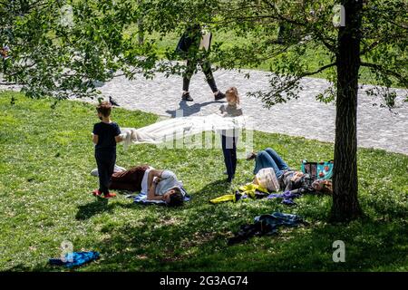 Mailand - Gelbe Zone covid-19 - Tre torri Park in Citylife. Die Mailänder genießen Sonntagvormittag Sonne und bieten Picknicks und Outdoor-Sportarten an. Zwei Kinder Stockfoto