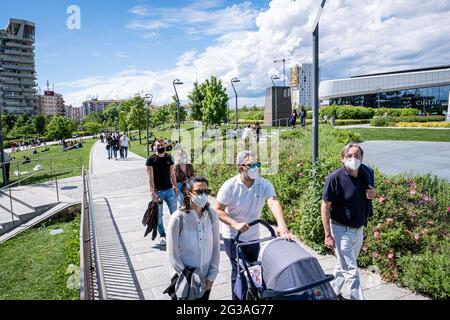 Mailand - Gelbe Zone covid-19 - Tre torri Park in Citylife. Die Mailänder genießen Sonntagvormittag Sonne und haben Picknicks und Outdoor-Sport (Mailand - 2021- Stockfoto