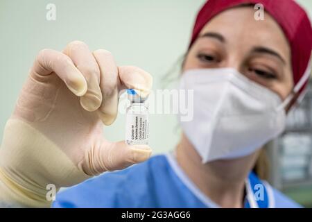 Mailand - Covid-19-Impfstoffe, Johnson & Johnson-Impfstoff zum ersten Mal im Krankenhaus Niguarda verabreicht. Einmal-Janssen-Impfstoff (Mailand Stockfoto