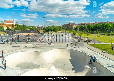 Vilnius, Litauen - 12. Mai 2021: Outdoor-Sportaktivitäten, Freizeitunterhaltung im modernen Sportplatz White Brigde in der Nähe des Flusses Neris in Vilnius Stockfoto