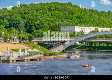 Vilnius, Litauen - 12. Mai 2021: Stadtbild von Vilnius mit dem Fluss Neris Stockfoto