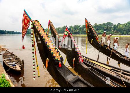 Aranmula ,07 ,September, 2017 : Nahaufnahme von dekorierten Schlangenbooten mit Orsmen, die an einem Bootsrennen mit Pamba-Hintergrund teilnehmen, Aranmula,Kera Stockfoto