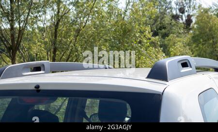 Ein Dachgepäckträger für den Kombi zur Sicherung großer Lasten oder eines Frachtkastens. Anreise mit dem Auto. Teil auf dem Dach des Fahrzeugs installiert Stockfoto