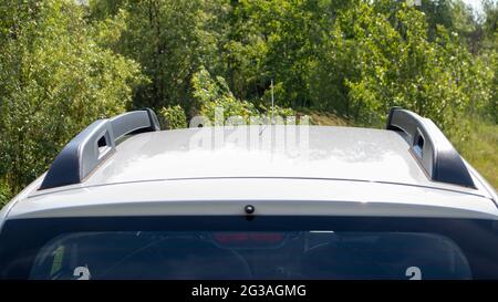 Ein Dachgepäckträger für den Kombi zur Sicherung großer Lasten oder eines Frachtkastens. Anreise mit dem Auto. Teil auf dem Dach des Fahrzeugs installiert Stockfoto