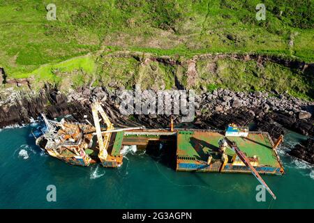 Ein verlassenes Schiff wurde in der Nähe von Ballycotton im Osten von Cork auf Felsen gespült, nachdem der Sturm Dennis Irland getroffen hatte Stockfoto