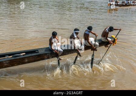 Aranmula, 08. September 2017 : Nahaufnahme von vier Rudern in traditioneller Tracht, die für das Snake Boat Race im Fluss Pamba in Aranmula, Kerala, Indien, üben Stockfoto