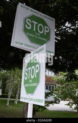 Plakate, die die Gefühle der Bewohner gegen lokale Straßensperrungen ausdrücken, wo Einschränkungen während der morgendlichen und nachmittäglichen Stoßzeiten verhindern, dass der Verkehr durch Dulwich Village am 14. Juni 2021 in London, England, passiert.
