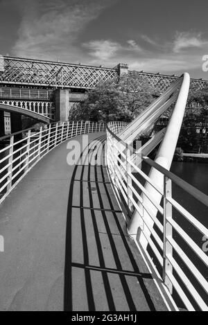 Merchants Bridge, Castlefield Basin und urbaner Heritage Park im Zentrum von Manchester, England. Das Hotel liegt rund um die Bridgewater- und Rochdale-Kanäle. Stockfoto