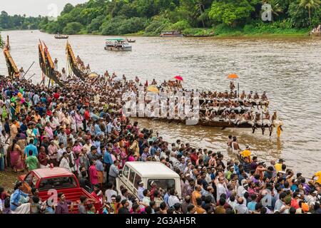 Aranmula, 08 September, 2017 : viele Zuschauer beobachten das Snake Boat Race im Fluss Pamba in Aranmula, Kerala, Indien, Asien Stockfoto