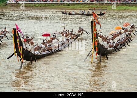 Aranmula, 08 September, 2017 : zwei geschmückte Boote mit Ruderern, die für das letzte Snake Boat Race im Fluss Pamba in Aranmula, Kerala India Asia, Proben Stockfoto