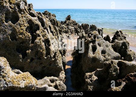 Felsen am Strand von Barafundle Bay Stockfoto