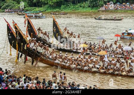 Aranmula ,08 September, 2017 : vier geschmückte Boote mit Ruderern im Kostüm leaven zum letzten Snake Boat Race im Fluss Pamba in Aranmula, Kerala, Indien Stockfoto