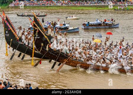 Aranmula, 08. September 2017: Vier geschmückte Boote mit Ruderern in traditioneller Trachtenübung für das Schlangenbootrennen im Fluss Pamba in Aranmula, Kerala Stockfoto