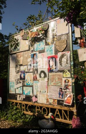 Denkmal am Straßenrand und Schrein für T. Rex's Sänger Marc Bolan, auf der Gipsy Lane, Queen's Ride, Barnes Common, London, England, Großbritannien Stockfoto