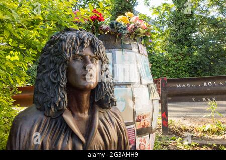Nahaufnahme von Schrein zu T. Rex's Sänger Marc Bolan, auf der Gipsy Lane, Queen's Ride, Barnes Common, London, England, Großbritannien Stockfoto