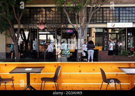 (210615) -- SAN MATEO, 15. Juni 2021 (Xinhua) -- das Foto vom 14. Juni 2021 zeigt die Straßenansicht in San Mateo, Kalifornien, USA. Der Gouverneur von Kalifornien, Gavin Newsom, und Regierungsbeamte aus dem Gesundheitsbereich kündigten die offizielle Wiedereröffnung des Staates ab Dienstag nach Monaten der Vorfreude an.die Wiedereröffnung bedeutet, dass geimpfte Menschen in Kalifornien in der Öffentlichkeit maskenlos werden können, es wird keine Einschränkungen mehr für Reisende außerhalb des Bundesstaates geben, Und die kalifornischen Einzelhandelsunternehmen können wieder voll ausgelastet sein. (Xinhua/Wu Xiaoling) Stockfoto