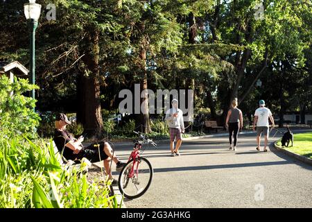 (210615) -- SAN MATEO, 15. Juni 2021 (Xinhua) -- Menschen werden in einem Park in San Mateo, Kalifornien, USA, gesehen, 14. Juni 2021. Der Gouverneur von Kalifornien, Gavin Newsom, und Regierungsbeamte aus dem Gesundheitsbereich kündigten die offizielle Wiedereröffnung des Staates ab Dienstag nach Monaten der Vorfreude an.die Wiedereröffnung bedeutet, dass geimpfte Menschen in Kalifornien in der Öffentlichkeit maskenlos werden können, es wird keine Einschränkungen mehr für Reisende außerhalb des Bundesstaates geben, Und die kalifornischen Einzelhandelsunternehmen können wieder voll ausgelastet sein. (Xinhua/Wu Xiaoling) Stockfoto