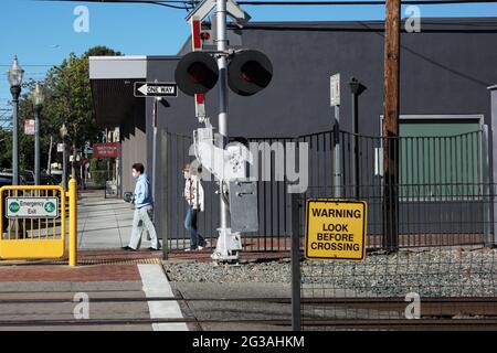 (210615) -- SAN MATEO, 15. Juni 2021 (Xinhua) -- Menschen gehen auf der Straße in San Mateo, Kalifornien, USA, 14. Juni 2021. Der Gouverneur von Kalifornien, Gavin Newsom, und Regierungsbeamte aus dem Gesundheitsbereich kündigten die offizielle Wiedereröffnung des Staates ab Dienstag nach Monaten der Vorfreude an.die Wiedereröffnung bedeutet, dass geimpfte Menschen in Kalifornien in der Öffentlichkeit maskenlos werden können, es wird keine Einschränkungen mehr für Reisende außerhalb des Bundesstaates geben, Und die kalifornischen Einzelhandelsunternehmen können wieder voll ausgelastet sein. (Xinhua/Wu Xiaoling) Stockfoto