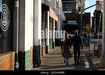 (210615) -- SAN MATEO, 15. Juni 2021 (Xinhua) -- Menschen gehen auf der Straße in San Mateo, Kalifornien, USA, 14. Juni 2021. Der Gouverneur von Kalifornien, Gavin Newsom, und Regierungsbeamte im Gesundheitsbereich kündigten die offizielle Wiedereröffnung des Staates ab Dienstag nach Monaten der Vorfreude an. Die Wiedereröffnung bedeutet, dass geimpfte Menschen in Kalifornien in der Öffentlichkeit maskenlos werden können, dass es keine Einschränkungen mehr für Reisende außerhalb des Bundesstaates geben wird und dass kalifornische Einzelhandelsunternehmen wieder voll ausgelastet sein können. (Xinhua/Wu Xiaoling) Stockfoto