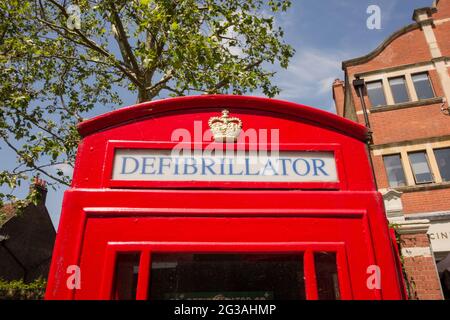 Nahaufnahme der Schilder auf einem öffentlich zugänglichen Defibrillator, der in einer wiederverwendeten Londoner Telefonbox aufbewahrt wird Stockfoto