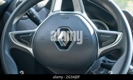 Innenarchitektur und Lenkrad mit Logo Nahaufnahme im Inneren des Autos. Das Auto wird von der französischen Firma Renault produziert. Renault Duster Salon. Ukraine Stockfoto