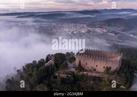 Luftaufnahme der Burg von Balsareny an einem nebligen Morgen (Bages, Barcelona, Katalonien, Spanien) ESP: Vista aérea del castillo de Balsareny una mañana Stockfoto