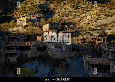 Cabó Dorf bei Sonnenuntergang im Organyà Tal (Alt Urgell, Lleida, Katalonien, Spanien, Pyrenäen) ESP: Pueblo de Cabó al atardecer en el valle de Organyà Stockfoto