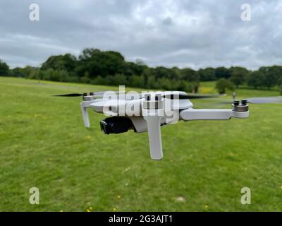 DJI Mini 2. Der kompakte und dennoch leistungsstarke Mavic Mini ist der perfekte kreative Begleiter. Stockfoto