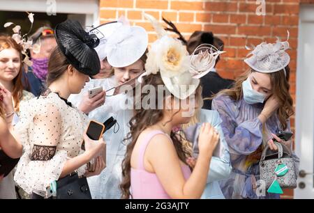 Ascot, Großbritannien, 15. Juni 2021 Gäste, die im Royal Ascot 2021 ankommen. Quelle: Doug Peters/EMPICS/Alamy Live News Stockfoto