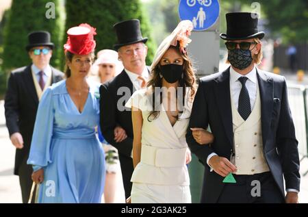 Ascot, Großbritannien, 15. Juni 2021 Gäste, die im Royal Ascot 2021 ankommen. Quelle: Doug Peters/EMPICS/Alamy Live News Stockfoto