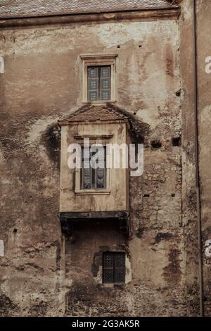 Vertikale Nahaufnahme einer beschädigten Steinmauer auf dem Schloss Corvin in Rumänien Stockfoto