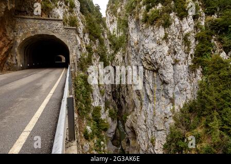 Congosto de Obarra (Foz d'Obarra) mit der A-1605 und dem Fluss Isábena (Valle de Isábena, Aragon, Spanien) ESP: TRAMO del Congosto de Obarra Stockfoto