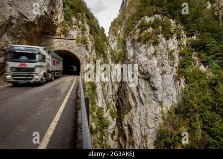 Congosto de Obarra (Foz d'Obarra) mit der A-1605 und dem Fluss Isábena (Valle de Isábena, Aragon, Spanien) ESP: TRAMO del Congosto de Obarra Stockfoto