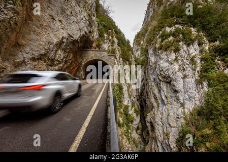 Congosto de Obarra (Foz d'Obarra) mit der A-1605 und dem Fluss Isábena (Valle de Isábena, Aragon, Spanien) ESP: TRAMO del Congosto de Obarra Stockfoto