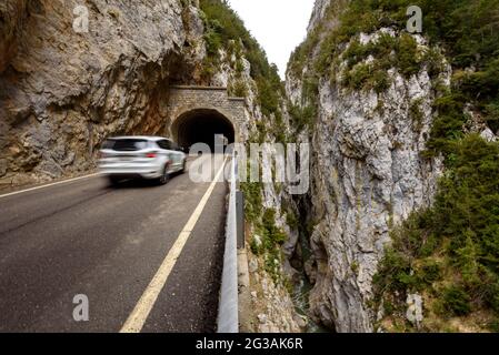 Congosto de Obarra (Foz d'Obarra) mit der A-1605 und dem Fluss Isábena (Valle de Isábena, Aragon, Spanien) ESP: TRAMO del Congosto de Obarra Stockfoto