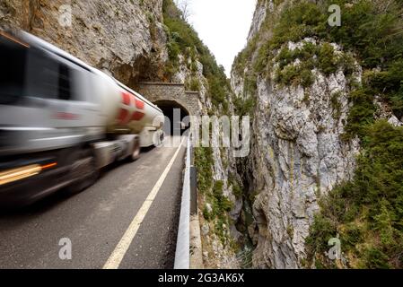 Congosto de Obarra (Foz d'Obarra) mit der A-1605 und dem Fluss Isábena (Valle de Isábena, Aragon, Spanien) ESP: TRAMO del Congosto de Obarra Stockfoto