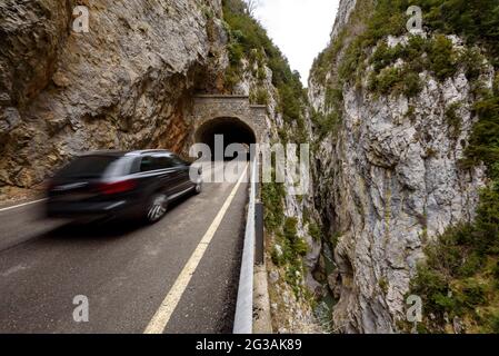 Congosto de Obarra (Foz d'Obarra) mit der A-1605 und dem Fluss Isábena (Valle de Isábena, Aragon, Spanien) ESP: TRAMO del Congosto de Obarra Stockfoto