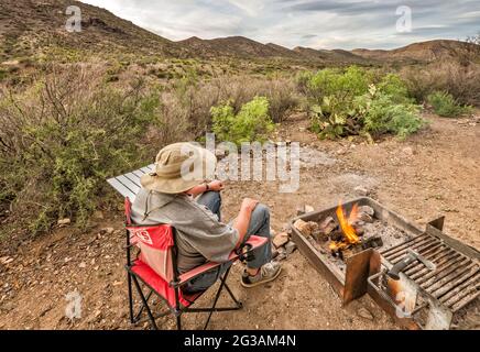 Camper entspannen in Tres Papalotes, Campingplatz in El Solitario Gegend, eingestürzte und erodierte vulkanische Kuppel, Big Bend Ranch State Park, Texas, USA Stockfoto