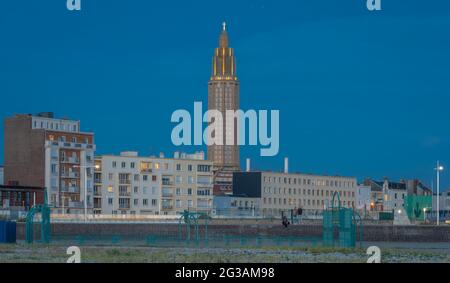 Le Havre, Frankreich - 05 30 2019: Katholische Kirche St. Joseph vom Strand aus Stockfoto